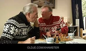 Heillä ilmainen suomi porno on tyttö klubilla.