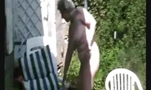 Blondi, jolla on Mimmi kurkussa. suomi äiti porno
