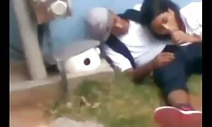 Mies leikkii kahden kiireisen vuohen kanssa Turkissa. seksi videot suomi