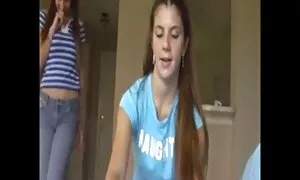 Kaksi porno finnish tyttöä sukupuoli viihdyttää nuori mies.