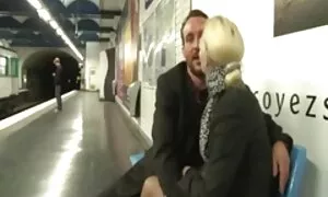 Mies poltti alusta loppuun, seksi videot suomi kunnes hän vähensi spermaa suussaan.