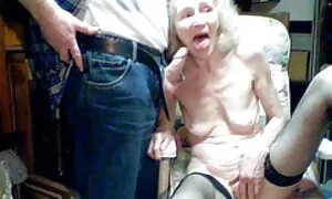 Nuoripari juo isoisänsä kanssa, suomi seksi porno ja hän itse oli ankka nuoren naisen kanssa,
